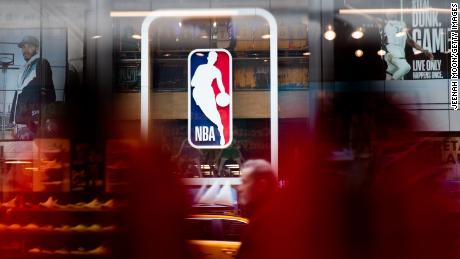 전미농구협회(National Basketball Association)는 예방접종을 받지 않은 선수들에게 캐나다 경기에 대한 업데이트된 여행 제한 사항에 대해 경고합니다.