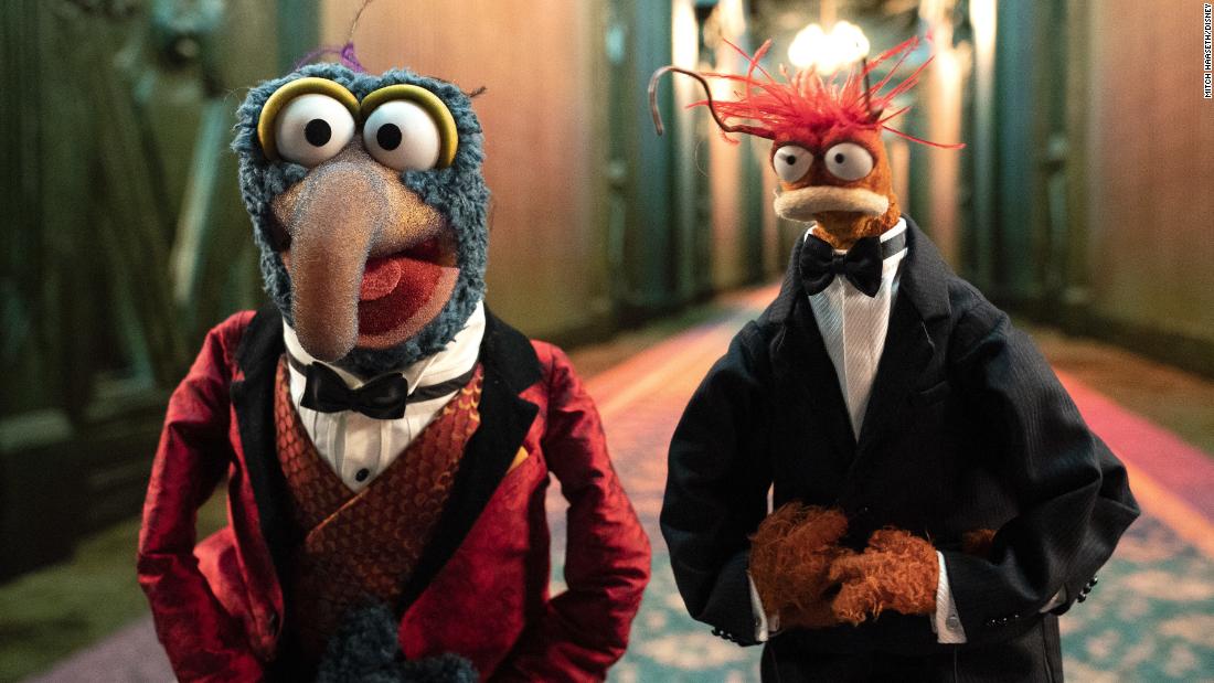 Gonzo and Miss Piggy invite you to the 'Muppets Haunted Mansion'