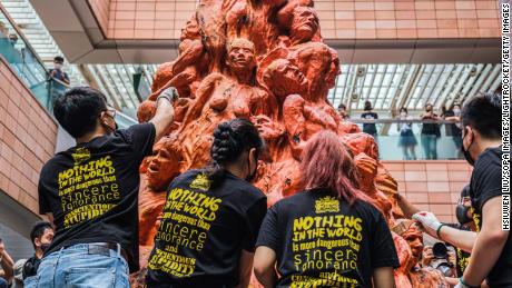 La Universidad de Hong Kong elimina '  Pilar de la vergüenza '  Escultura de la Plaza de Tiananmen
