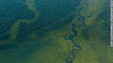 O Facebook agora vai proibir a venda de terras protegidas na floresta amazônica na área de mercado