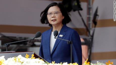 Taïwan ne sera pas obligé de s'incliner devant la Chine, a déclaré le président Tsai lors des célébrations de la fête nationale