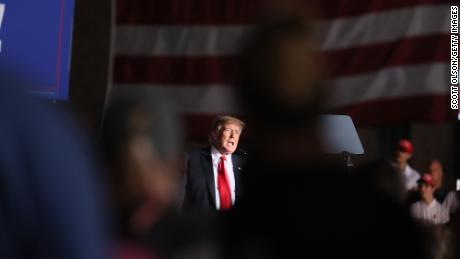 La presión sobre el comité del 6 de enero aumenta en medio de una nueva explosión de mentiras electorales de Trump