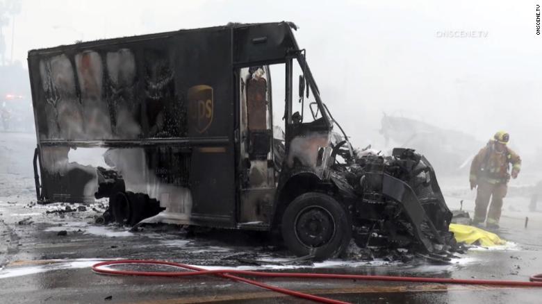 UPS driver bị máy bay đụng chết 211011173509-02-san-diego-plane-crash-1011-ups-truck-exlarge-169