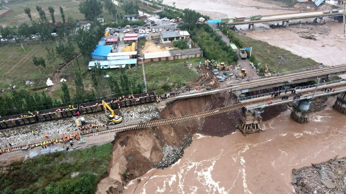 Ķīnas plūdi: vismaz 15 cilvēki gājuši bojā pēc lietus un plūdiem Šansi provincē