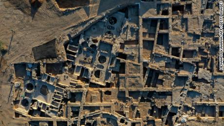 Esta fotografía aérea muestra el sitio de excavación en Tell Yavni, donde se descubrió una enorme instalación de producción de vino.