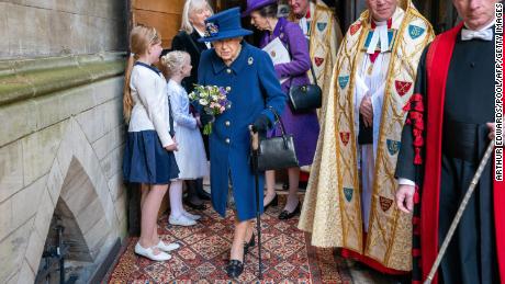 La reina y su hija, la princesa Ana, abandonan un servicio de acción de gracias para conmemorar el centenario de la Legión Real Británica en la Abadía de Westminster en Londres el 12 de octubre de 2021. 