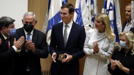 Ivanka Trump überreicht dem israelischen Gesetzgeber Ofir Agunis (erster links) Jared Kushner ein Geschenk, während er Benjamin Netanyahu und Sarah Netanyahu beobachtet.