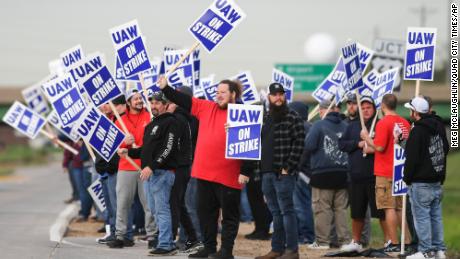 Elizabeth Warren backs Deere strike, saying workers have gotten the short end of the stick 'for decades'