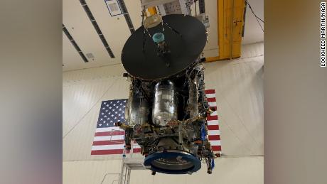 Una nave espacial Lucy casi ensamblada se exhibió a fines de 2020.