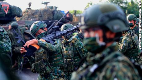 Тайваньские солдаты готовят гранатометы, пулеметы и танки на учениях по подготовке к вторжению Китая в Тайнань, Тайвань, 16 сентября 2021 года.