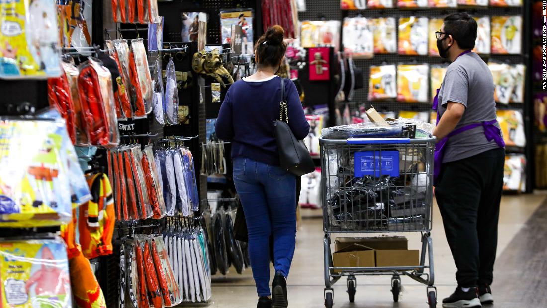 Shoppers Are Still Spending Despite Inflation And Supply Chain Woes Cnn