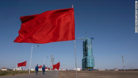 A missão tripulada histórica da China chega à nova estação espacial