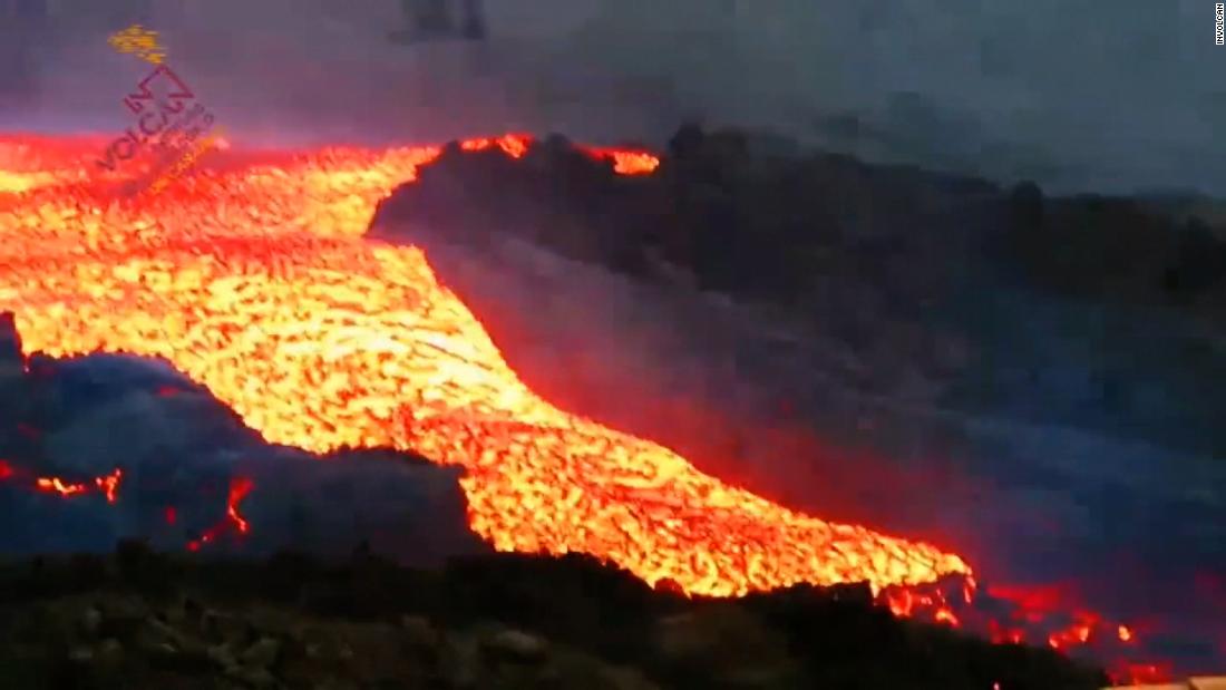 Como un tsunami de fuego: así se desbordan los canales de lava del ...