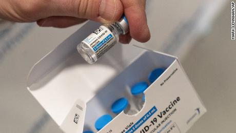Un pharmacien est titulaire d'un flacon de Johnson &AMP ;  Vaccin Johnson Covid-19 dans un hôpital de Bay Shore, New York.