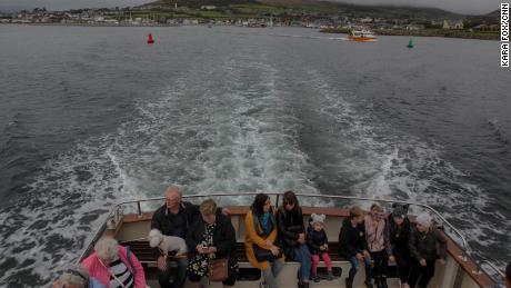 관광객들은 특별 추도식을 위해 Port Dingle에서 바다로 항해합니다.