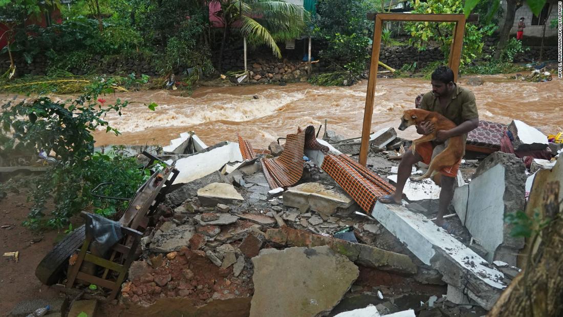 Keralas plūdi: vismaz 22 cilvēki gāja bojā pēc lietusgāzes izraisītajiem zemes nogruvumiem un plūdiem