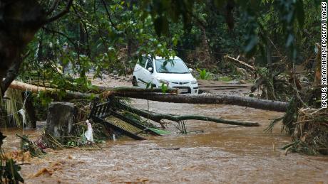 Pēc spēcīga lietus Keralas štatā 16. oktobrī automašīna iestrēga dubļainā ūdenī.