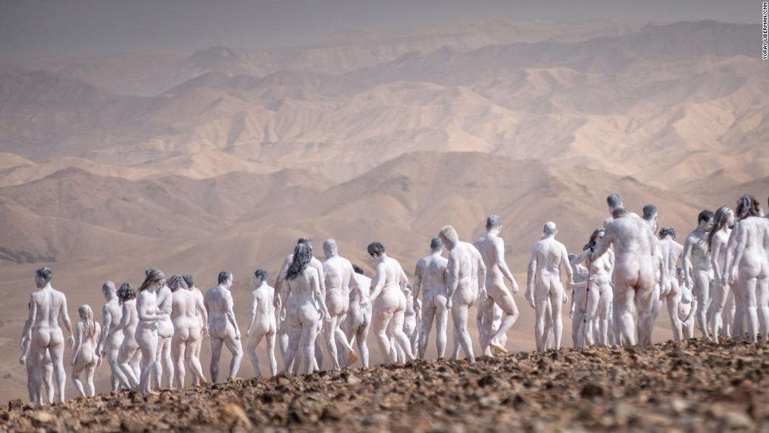 Spencer Tunick stages mass nude photos in Israel to highlight disappearing Dead Sea