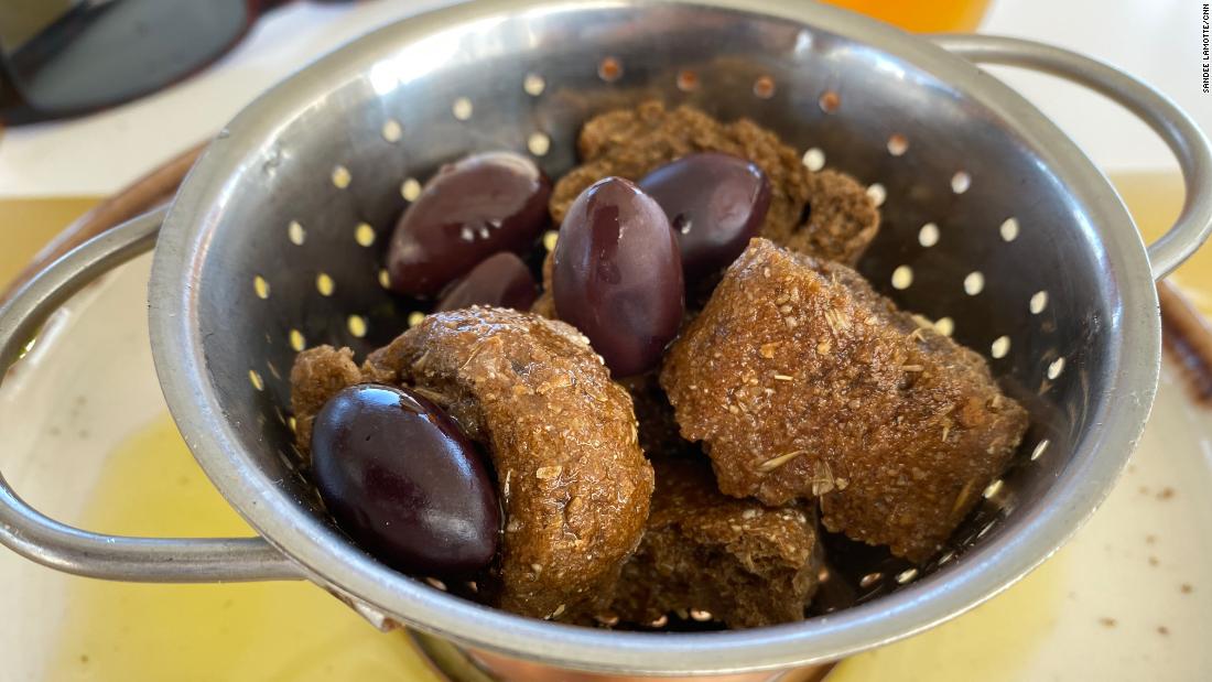 As an appetizer or welcoming first course, Greek olives can be served with rusks, pan-fried in olive oil until crunchy.