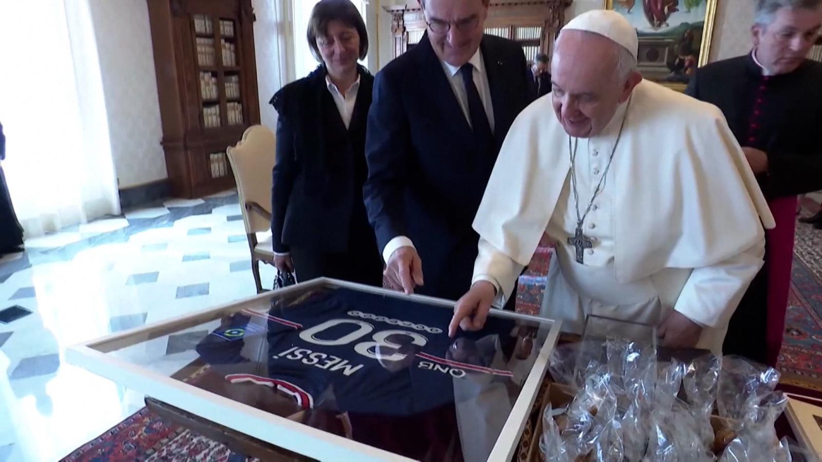 El papa Francisco recibe una camiseta de Messi: te contamos quién se la ...