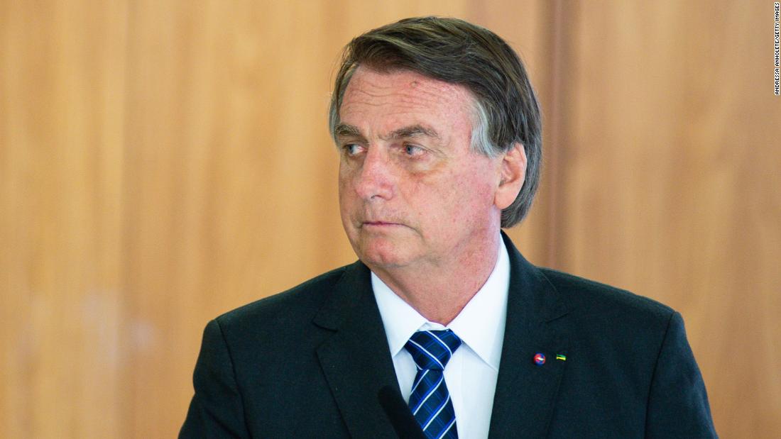 Jair Bolsonaro: Senator Brasil menyerukan kejahatan terhadap kemanusiaan terhadap presiden