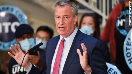 Die Impfstoffverordnung von New York City wurde auf alle Angestellten der Stadt ausgeweitet und beinhaltet einen neuen Bonus von 500 US-Dollar, sagt der Bürgermeister