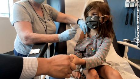 По словам Pfizer и BioNTech, трехдозовая вакцина против Covid-19 вызывает сильный иммунный ответ у детей в возрасте от 6 месяцев до 5 лет.
