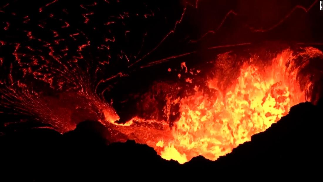 Mira cómo burbujea la lava en el respiradero del cráter del Kilauea en ...