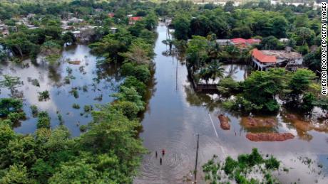 Il fiume Grijalva dopo essere straripato a causa delle forti piogge a Villahermosa, in Messico, nel novembre 2020. 