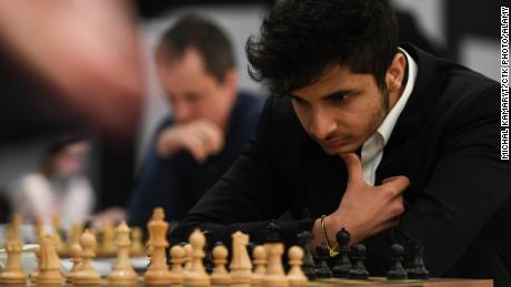 Gujrathi koncentrējas spēles laikā Prāgas Starptautiskā šaha festivāla meistaru turnīrā 2019. gada 15. martā. 