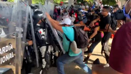 Mira el momento en el que caravana de migrantes rompe una barrera de la Guardia Nacional de M xico