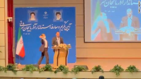 Video shows the moment before Zeinolabedin Khorram was slapped on stage. 
