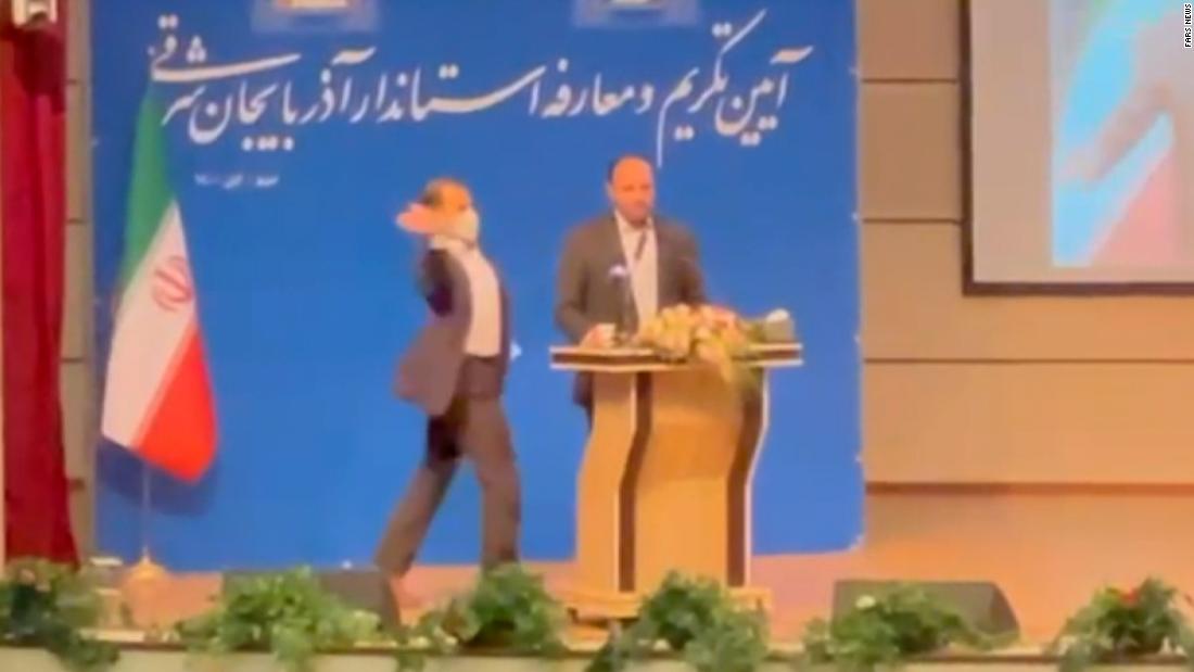 Il sovrano iraniano schiaffeggiato in faccia durante un discorso pubblico