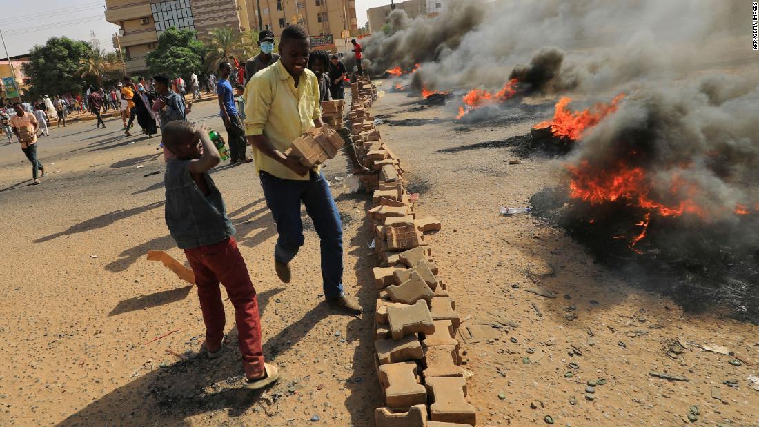 Kudeta Sudan menjelaskan: Militer telah mengambil alih di Sudan.  Inilah yang terjadi