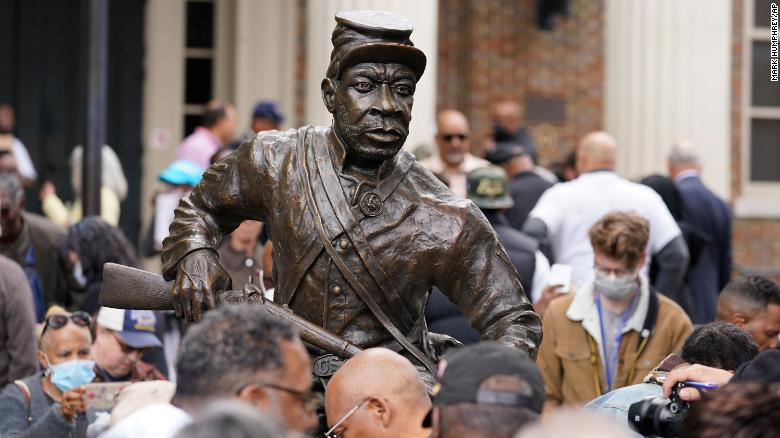 A statue honoring the US Colored Troops was unveiled across the street from a Confederate monument in Tennessee
