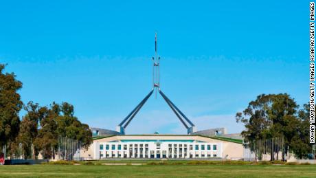 Вид на здание австралийского парламента в Канберре 20 августа.