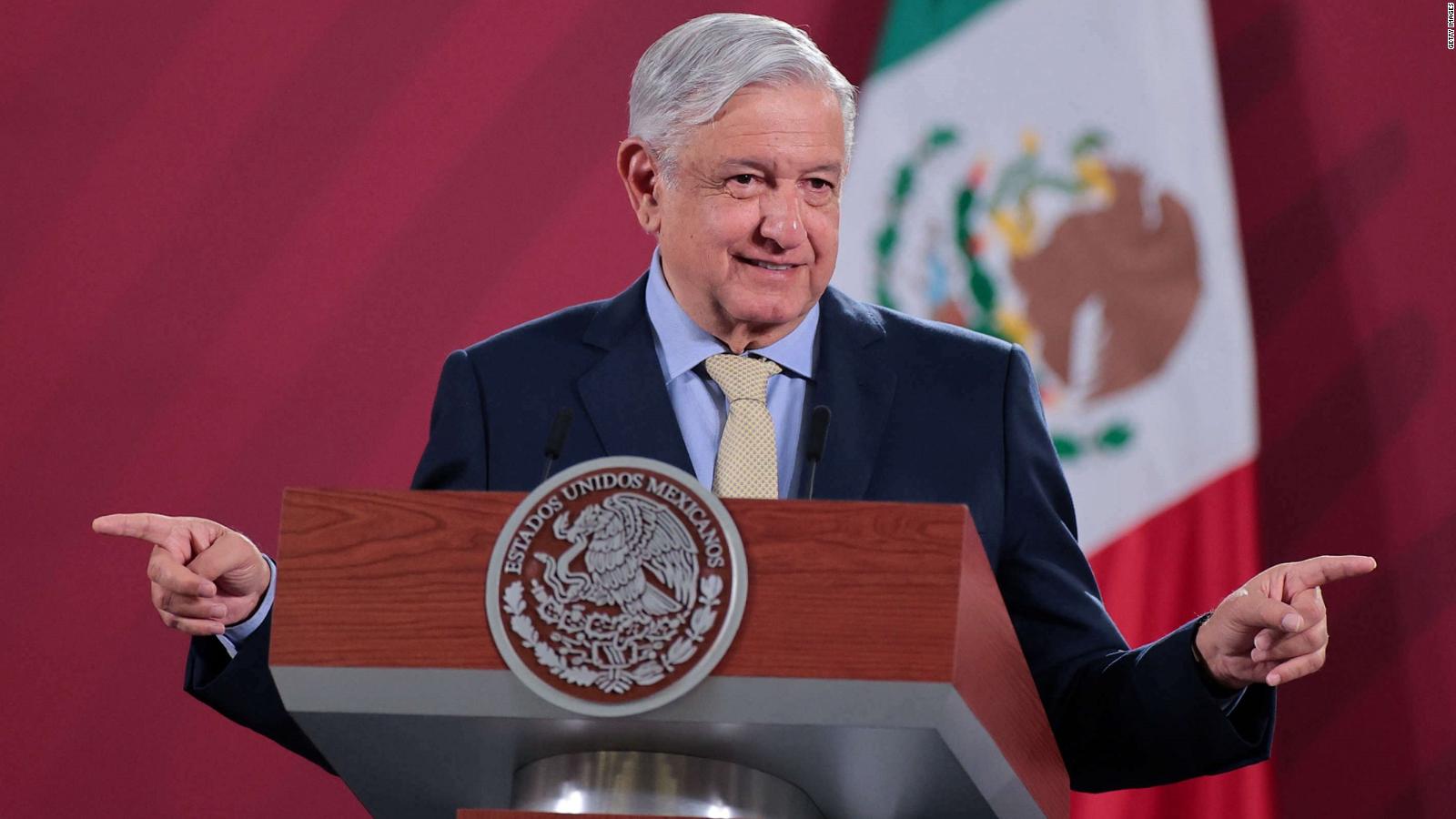 López Obrador cierra la mañanera con rap de Calle 13: 