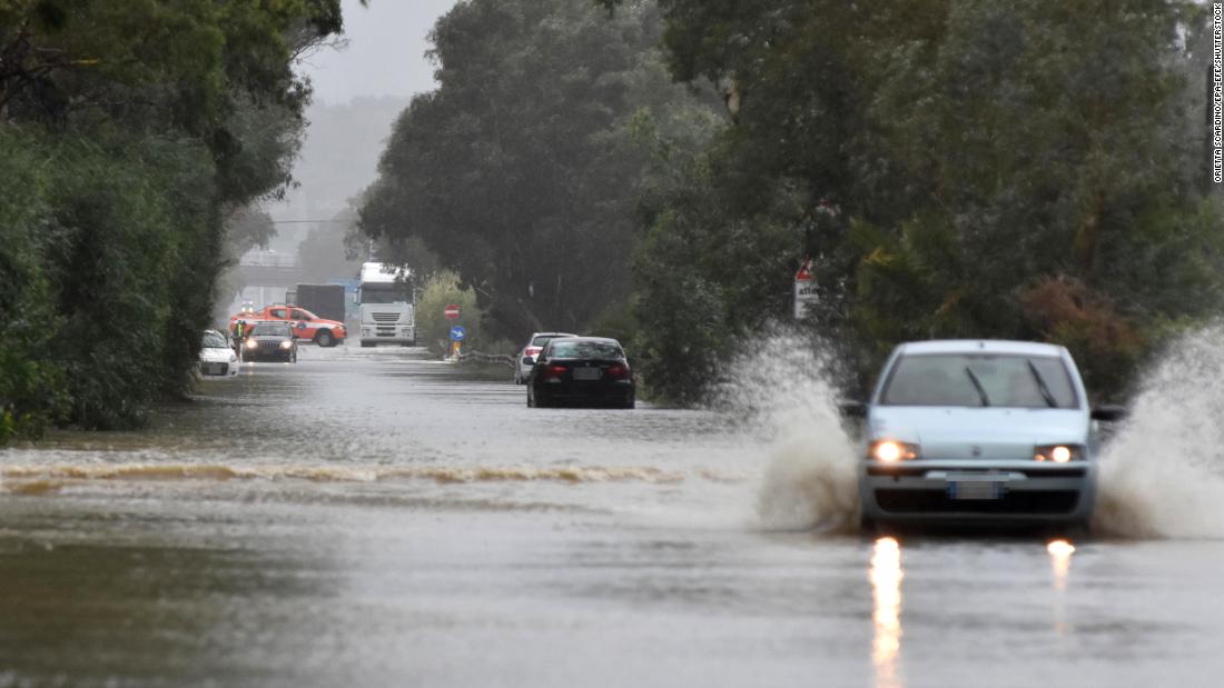 Catania: las inundaciones repentinas en Sicilia convierten las carreteras en ríos