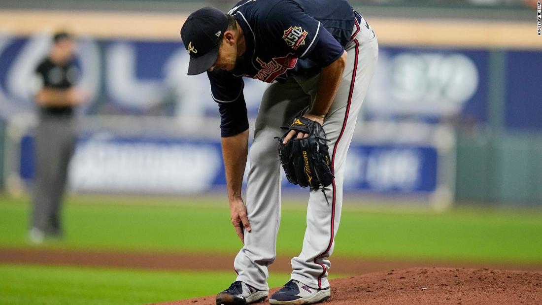 Braves pitcher Charlie Morton fractures bone in his leg, leaves World Series game in third inning