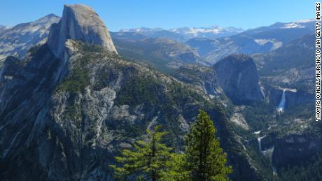 Une vue de Half Dome de Glacier Point dans le parc national de Yosemite.  L'UNESCO affirme que ce site du patrimoine mondial est devenu une source, plutôt qu'un puits, d'émissions de carbone.