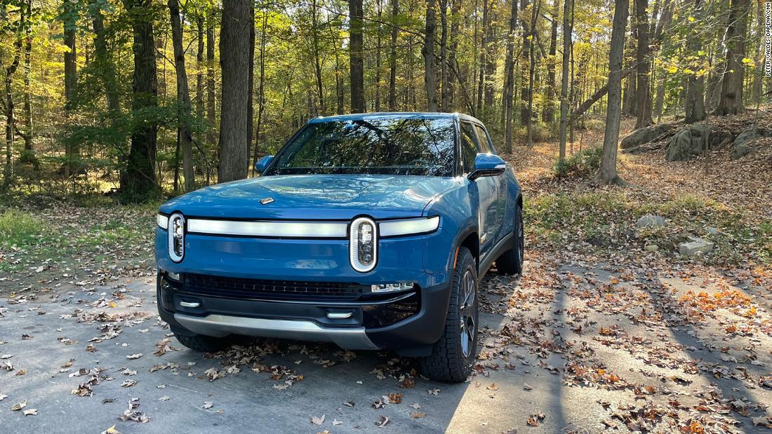 The Rivian R1T starts the electric pickup races
