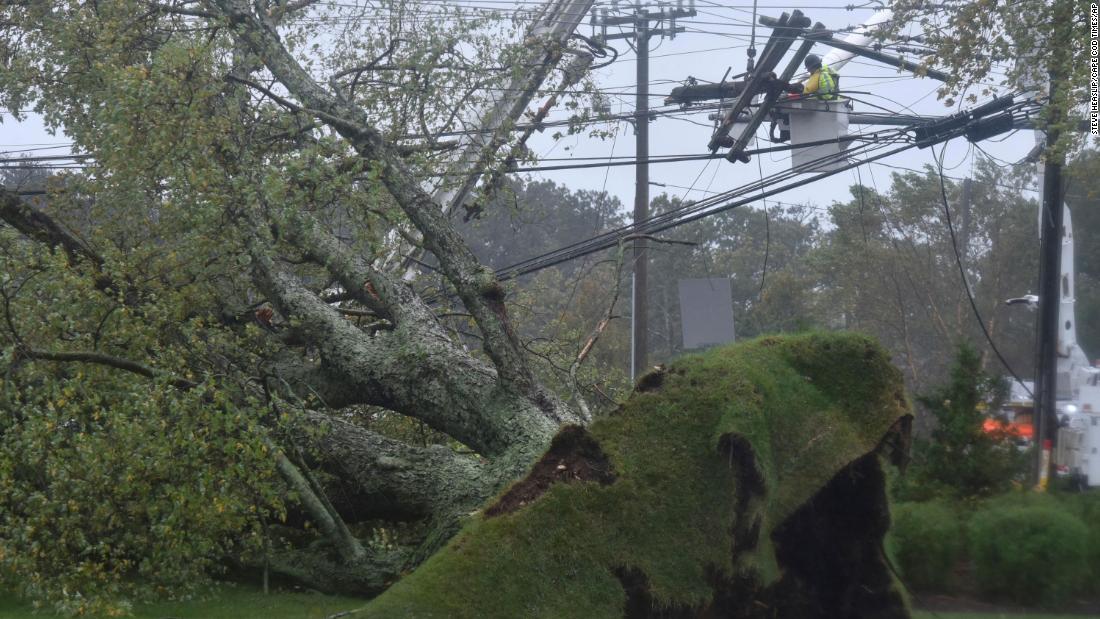 Ni Pâques : une équipe travaillant à rétablir l’électricité pour des centaines de milliers de personnes en Nouvelle-Angleterre est confrontée à des inondations sur la côte est.