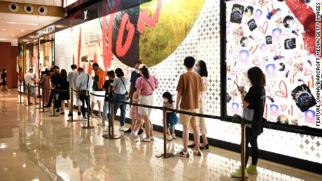 Winkeliers staan ​​in de rij om in augustus de Louis Vuitton-winkel in Nanjing, de provincie Jiangsu, in het oosten van China binnen te gaan.