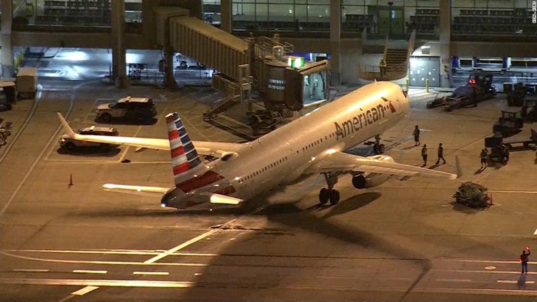 Penerbangan dari pantai ke pantai dialihkan ke Denver setelah penumpang menyerang anggota awak, kata American Airlines