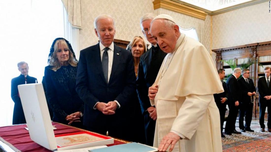 Biden membuat lelucon saat bertemu dengan Paus Fransiskus