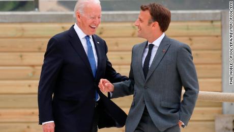 Carbis Bay (United Kingdom), 11/06/2021.- US President Joe Biden (L) and France&#39;s President Emmanuel Macron walk along the boardwalk during the G7 summit in Carbis Bay, Cornwall, Britain, 11 June 2021. (Francia, Reino Unido) EFE/EPA/PHIL NOBLE / POOL