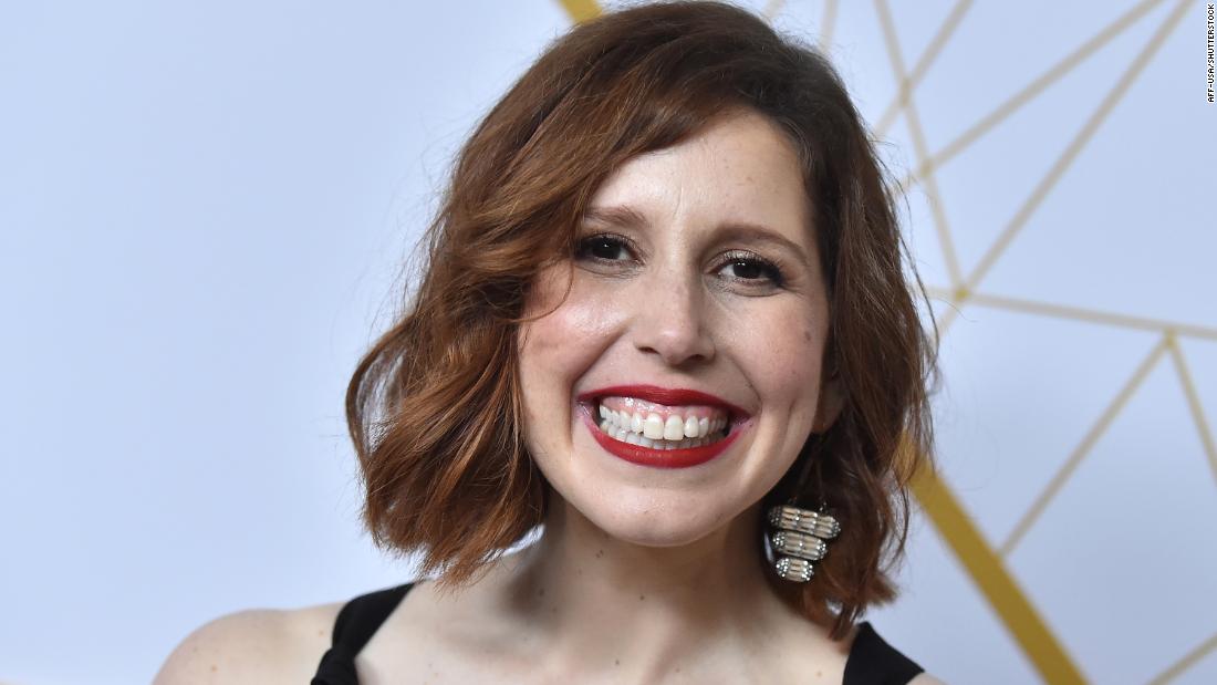 Vanessa Bayer y su hermano descubren las joyas de la infancia en un