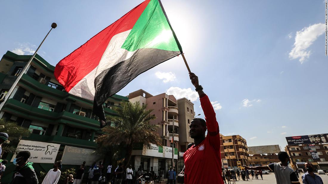 Protes Sudan: Kerumunan besar-besaran berdemonstrasi menentang pengambilalihan militer