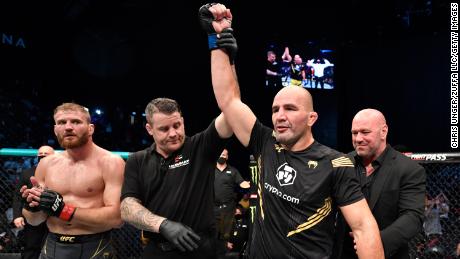 Glover Teixeira celebrates after his victory over Jan Blachowicz .