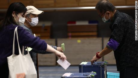 Les gens ont voté aux élections générales au Japon dans un bureau de vote à Tokyo le 31 octobre.
